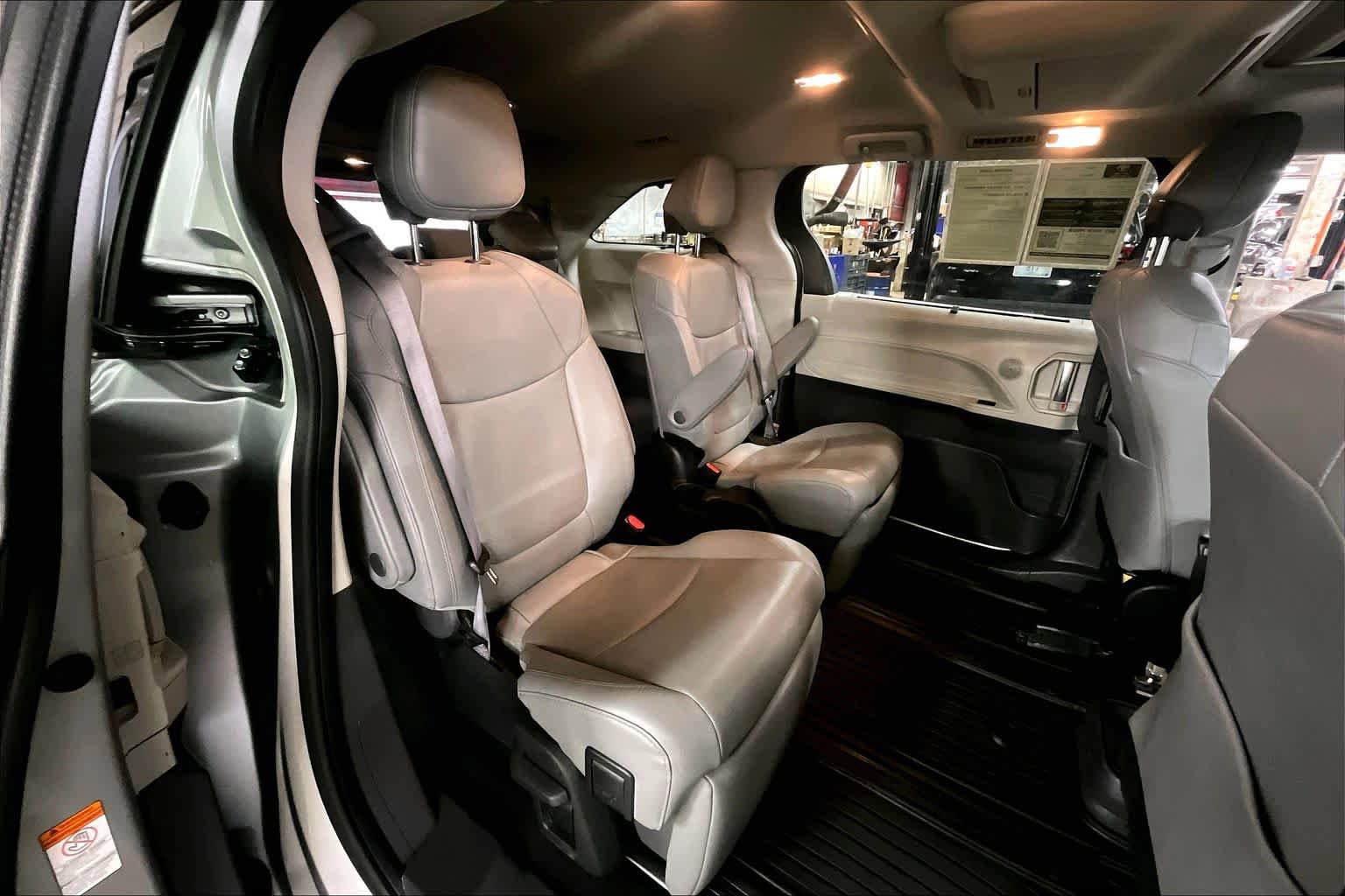 Used 2023 Toyota Sienna Limited image 19