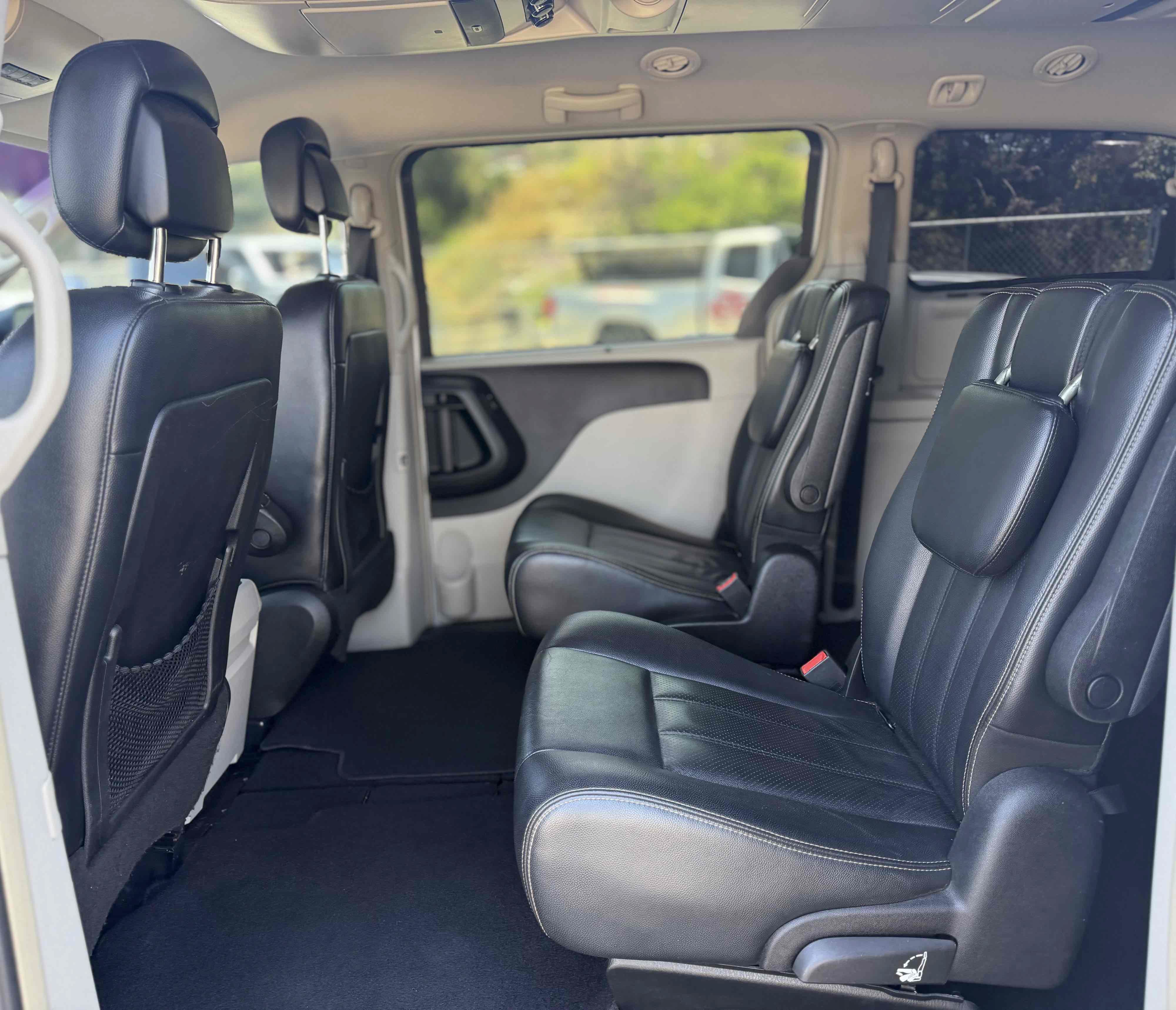 Used 2011 Chrysler Town & Country Touring-L w/ Entertainment Group #2 FWD image 22