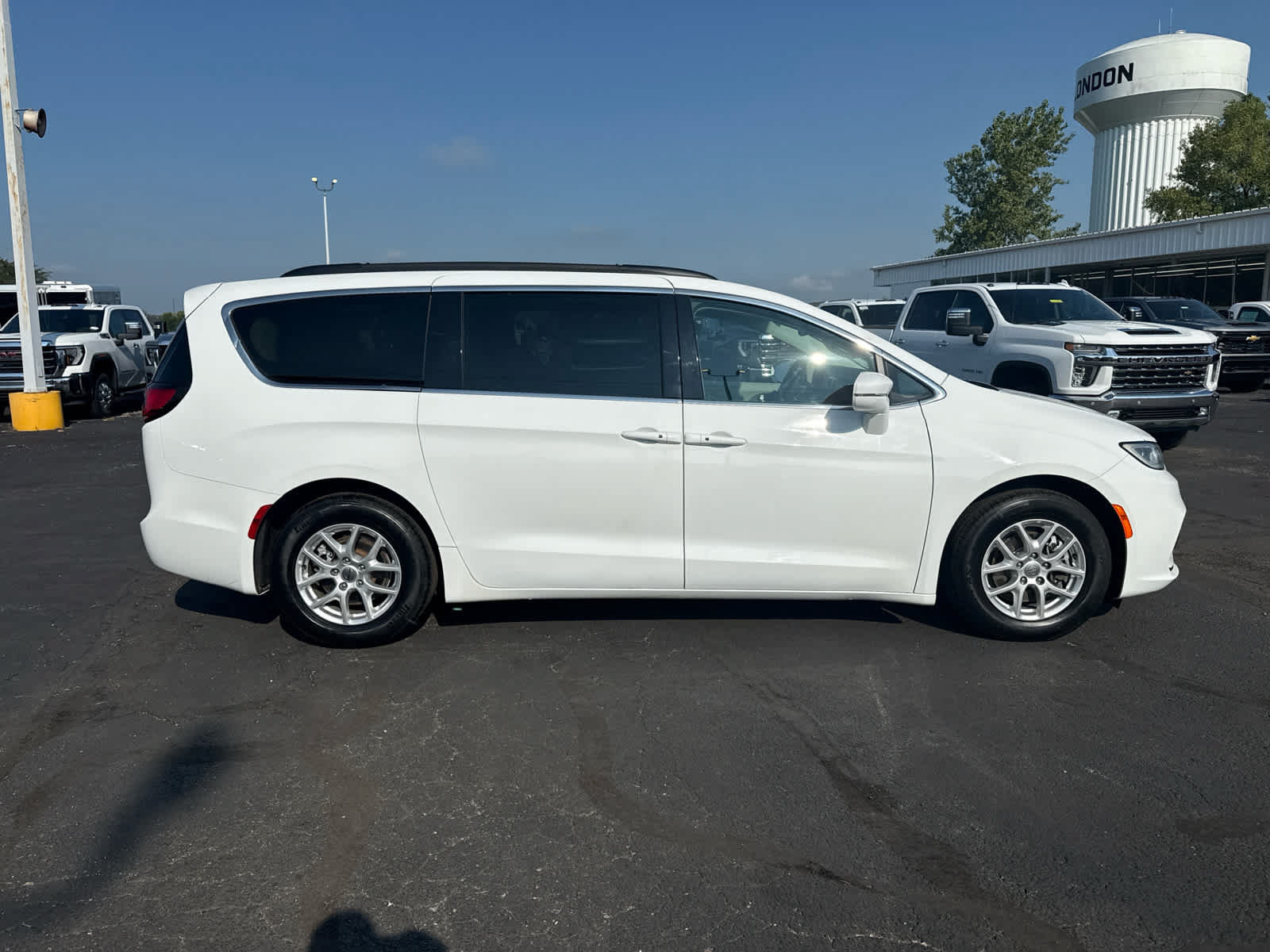 Used 2022 Chrysler Pacifica Touring-L FWD image 6