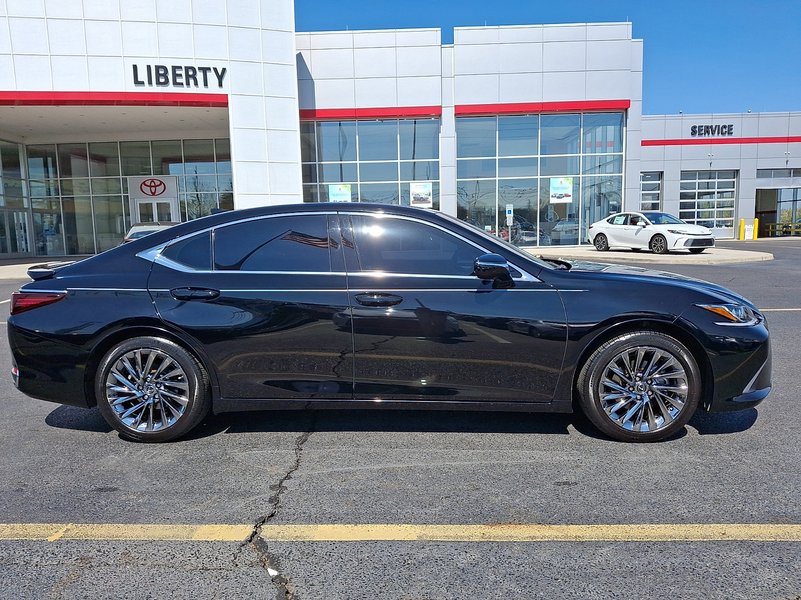Used 2024 Lexus ES 300h w/ Technology Package image 7