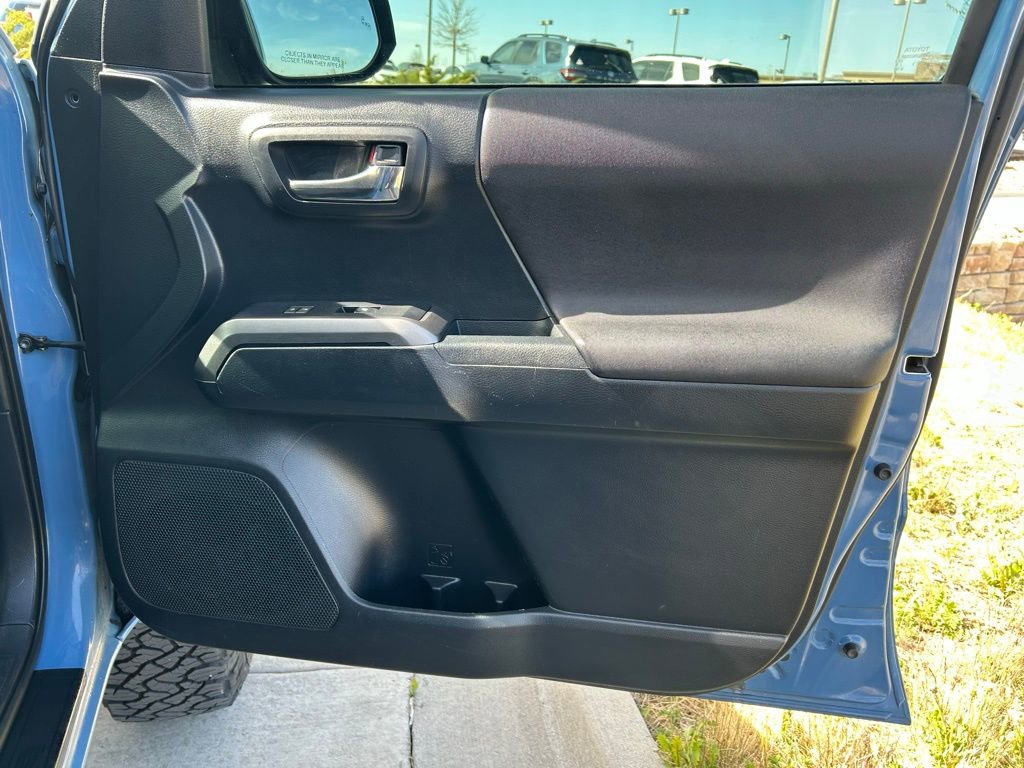 Used 2019 Toyota Tacoma TRD Sport w/ Technology Package image 28