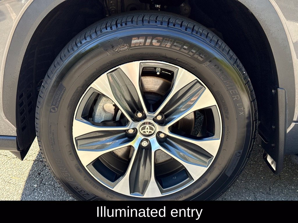 Used 2024 Toyota Highlander XLE AWD/4WD image 12