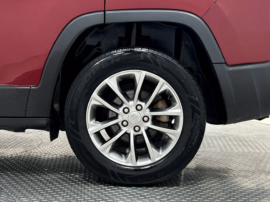 Used 2019 Jeep Cherokee Latitude Plus w/ Comfort/Convenience Group FWD image 35