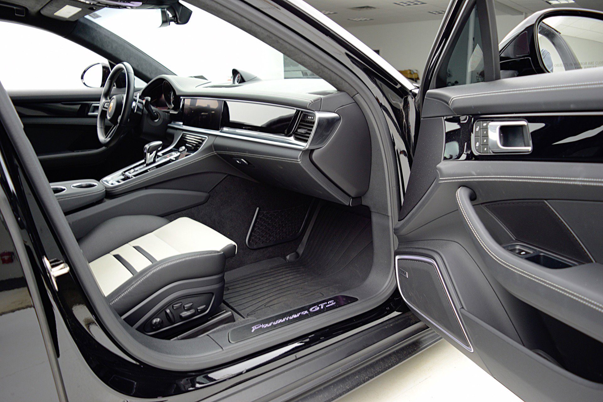 Used 2023 Porsche Panamera GTS image 31