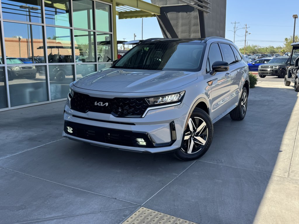 Used 2022 Kia Sorento EX w/ Panoramic Sunroof Package FWD image 2