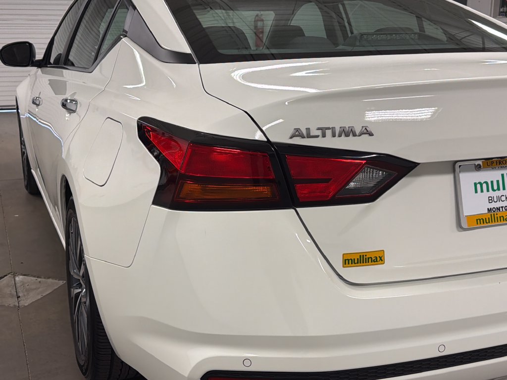 Used 2025 Nissan Altima 2.5 SV FWD image 14