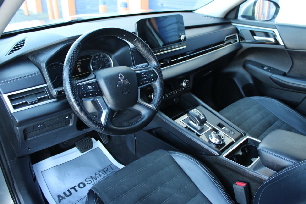 Used 2024 Mitsubishi Outlander SE Black Edition image 14