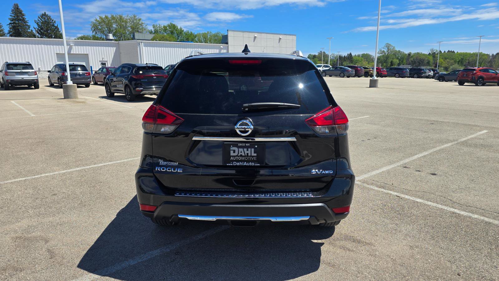 Used 2017 Nissan Rogue SV AWD/4WD image 14