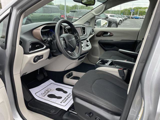 Used 2018 Chrysler Pacifica Touring Plus w/ Tire & Wheel Group FWD image 9