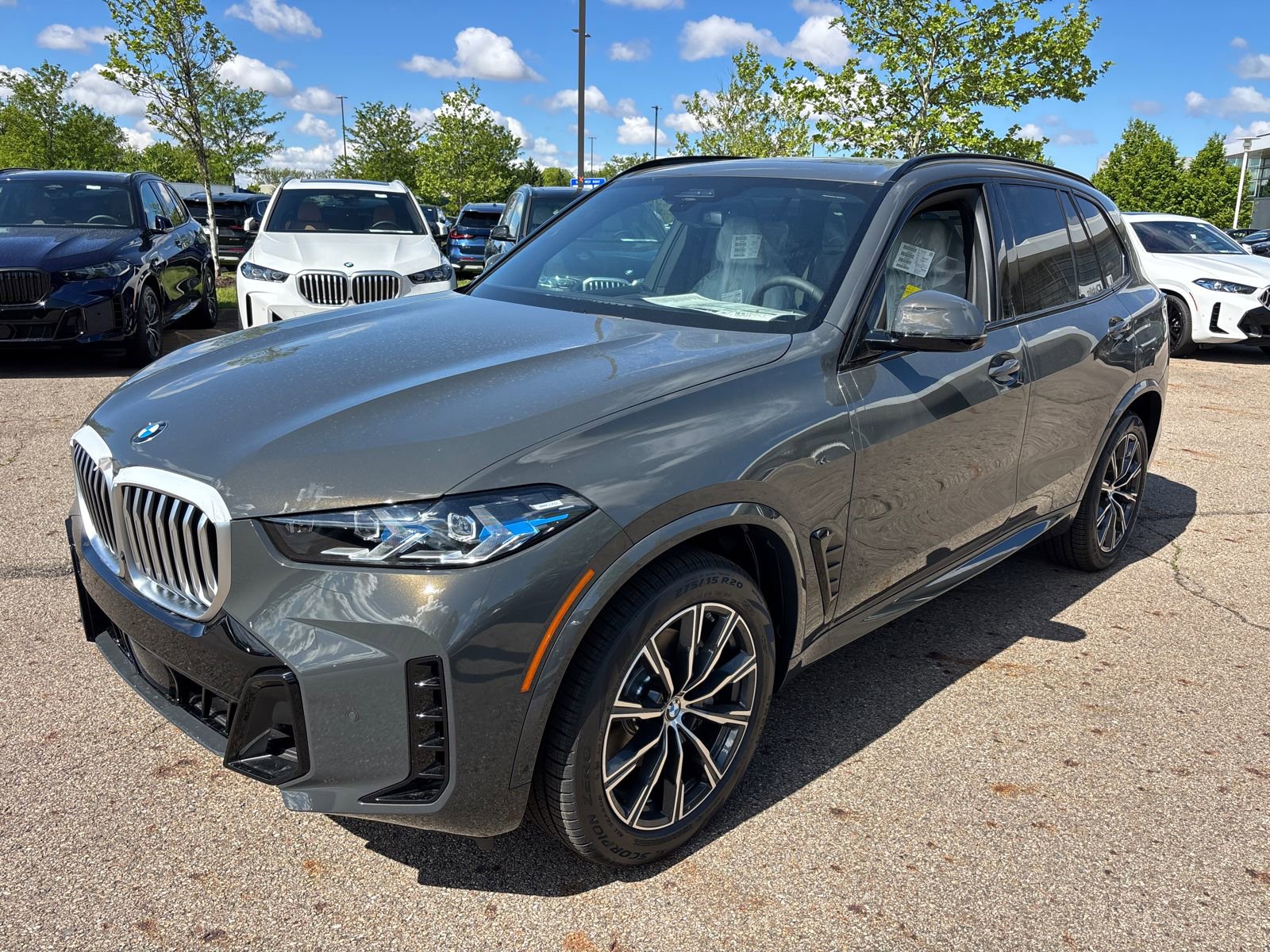 New 2026 BMW X5 xDrive40i w/ M Sport Package AWD/4WD image 1