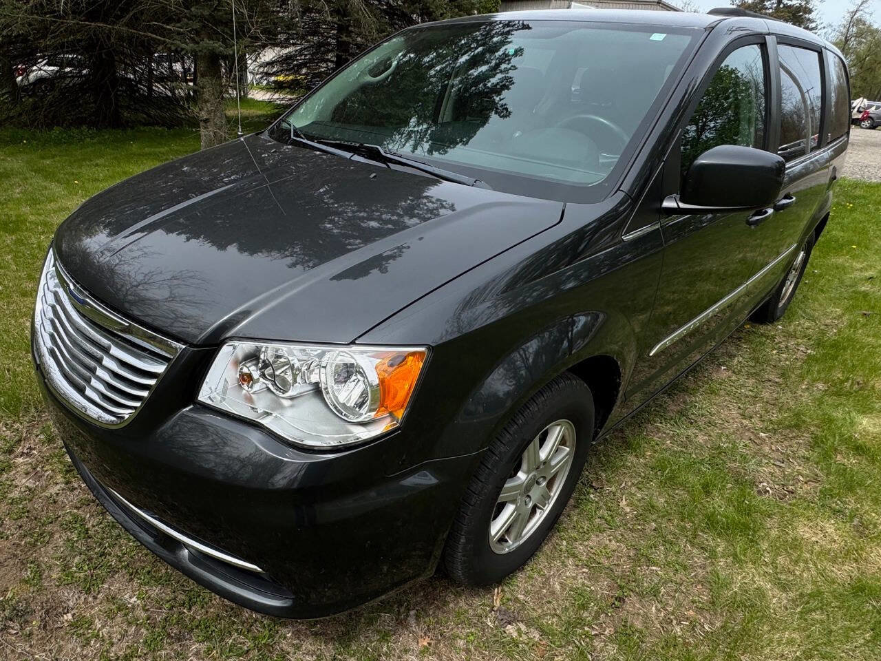 Used 2012 Chrysler Town & Country Touring w/ Entertainment Group #1 FWD image 1