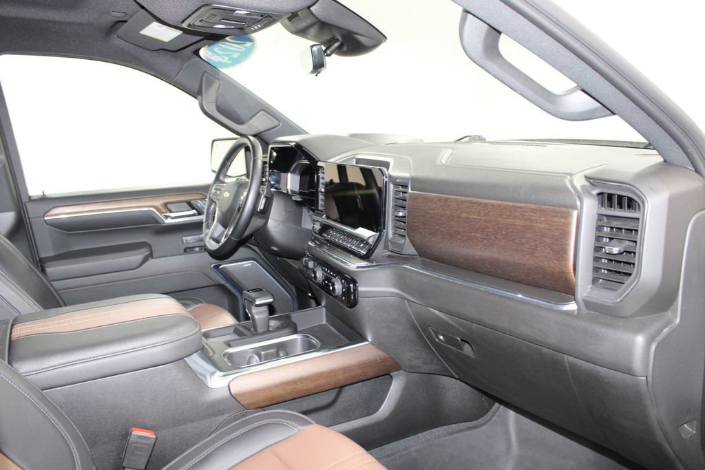 Used 2024 Chevrolet Silverado 1500 High Country w/ Technology Package AWD/4WD image 31