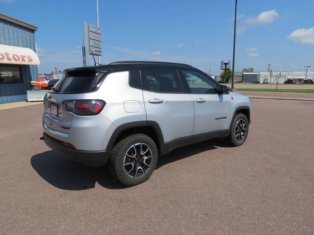 Used 2025 Jeep Compass Trailhawk w/ Trailhawk Elite Group AWD/4WD image 4