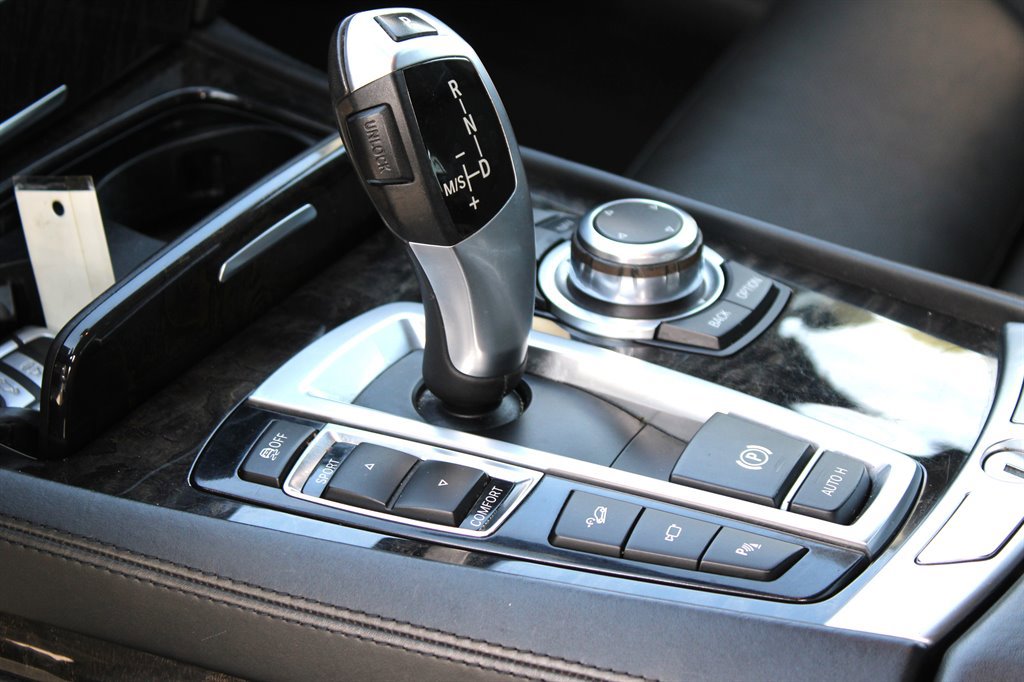 Used 2012 BMW 750i xDrive image 29