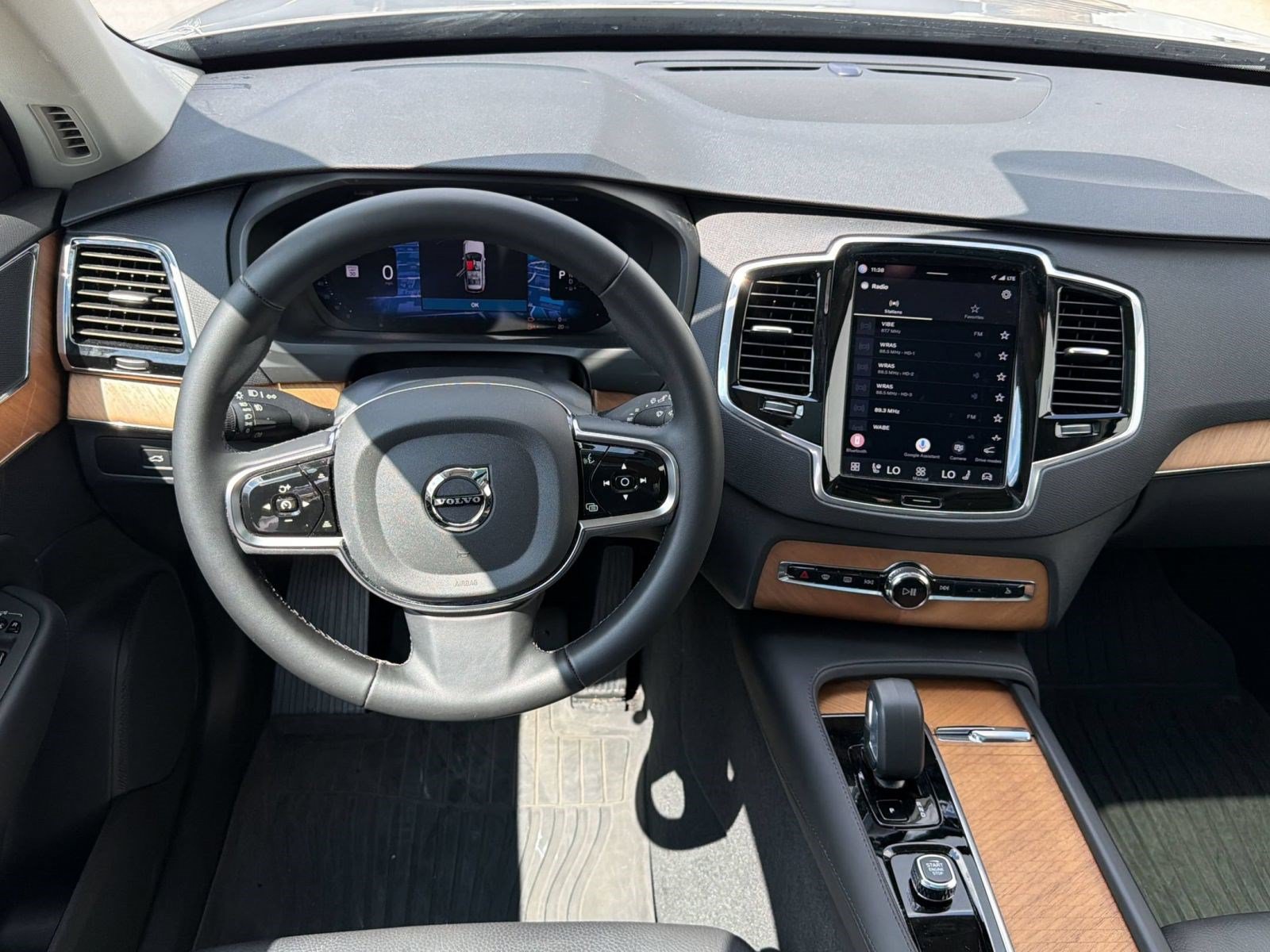 Used 2024 Volvo XC90 T8 Plus w/ Protection Package Premier AWD/4WD image 28