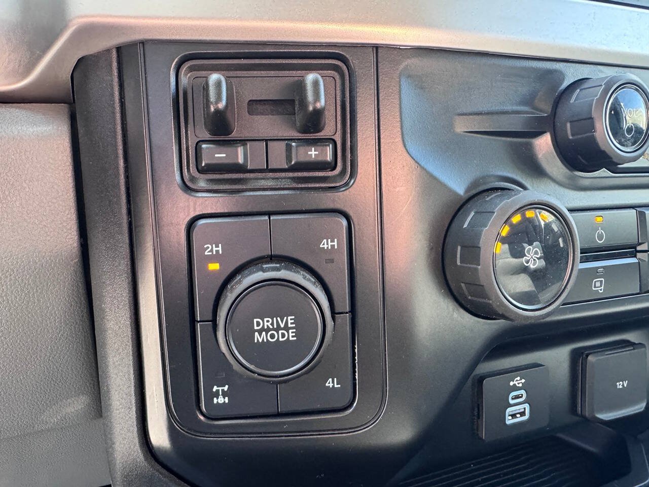 Used 2024 Ford F250 XLT w/ FX4 Off-Road Package AWD/4WD image 12