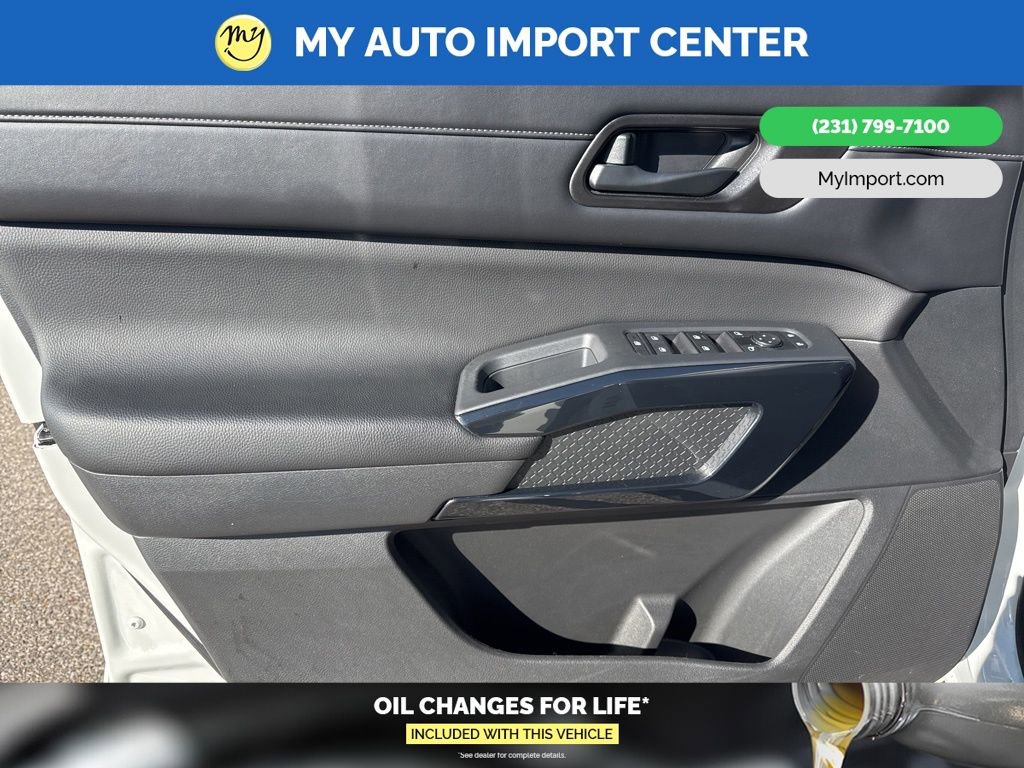 Used 2024 Nissan Pathfinder SV image 10