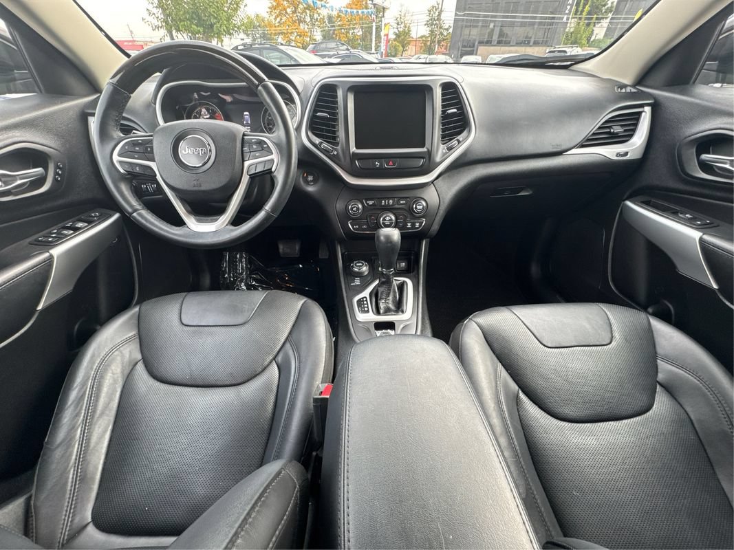 Used 2018 Jeep Cherokee Overland AWD/4WD image 30