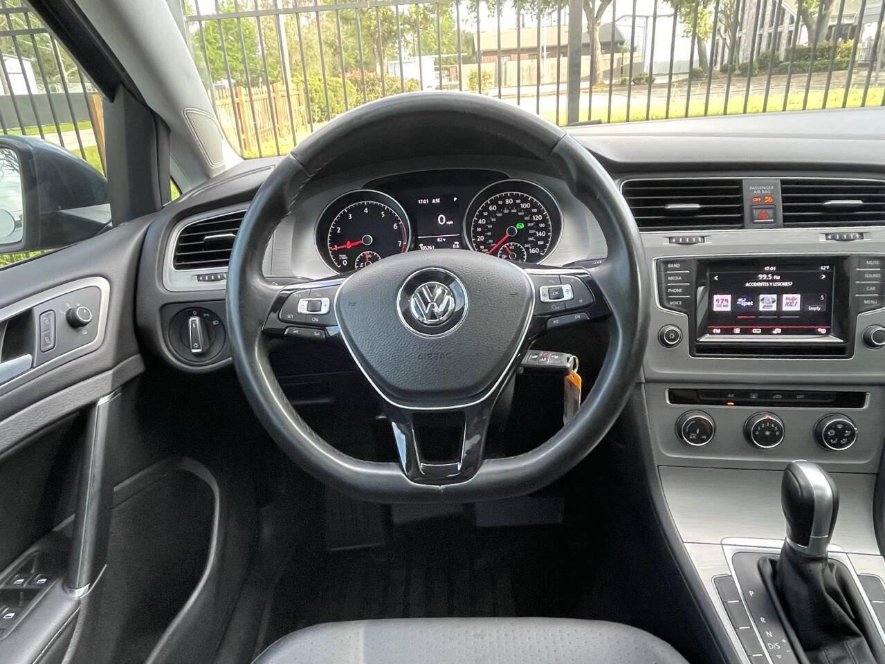 Used 2015 Volkswagen Golf S image 27