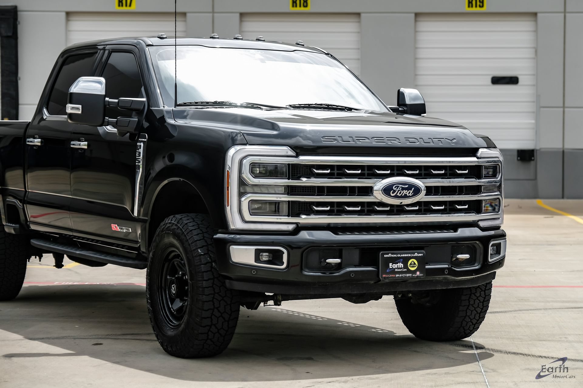 Used 2024 Ford F350 Platinum w/ Tremor Off-Road Package AWD/4WD image 26