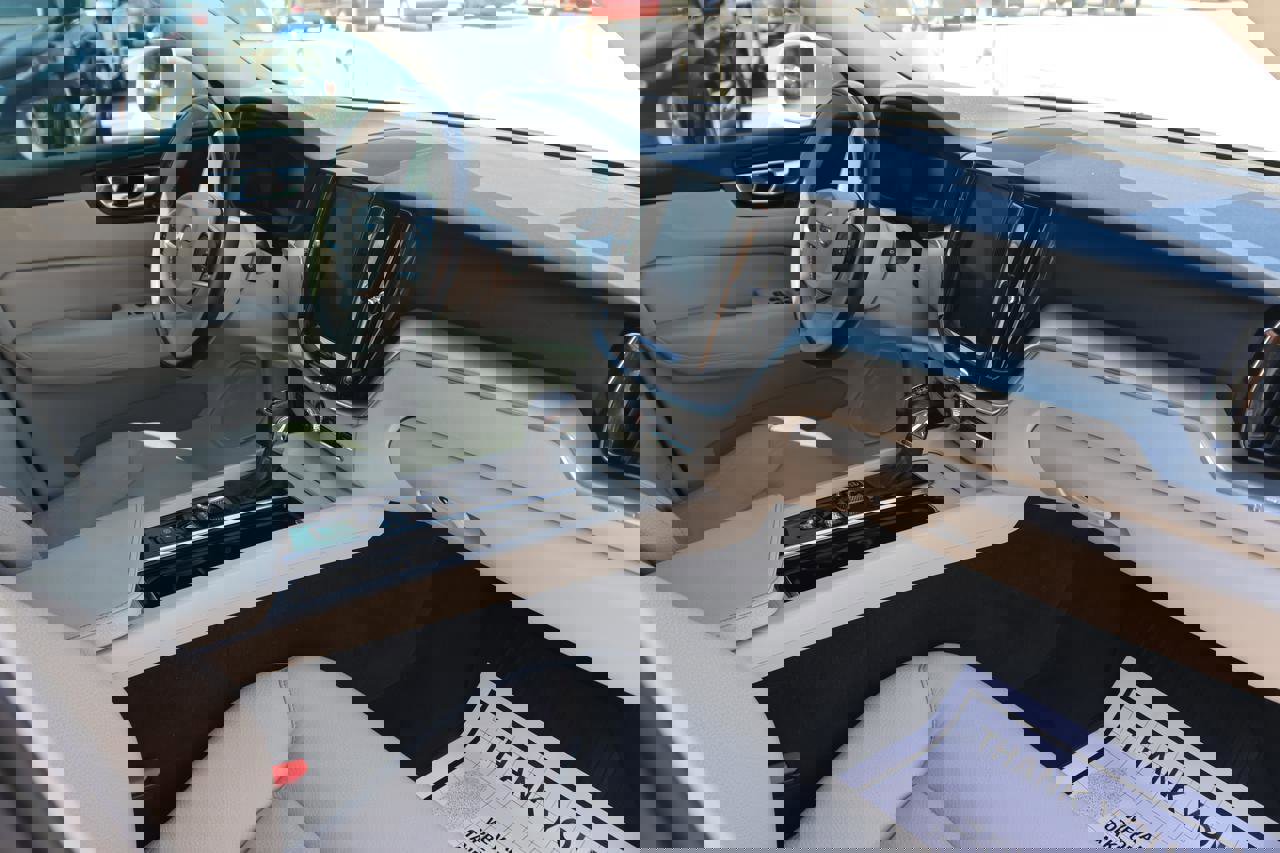 Used 2018 Volvo XC60 T6 Momentum w/ Convenience Package image 10