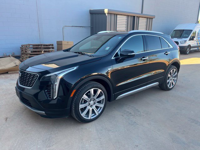 Used 2022 Cadillac XT4 Premium Luxury w/ Cold Weather Package FWD image 1