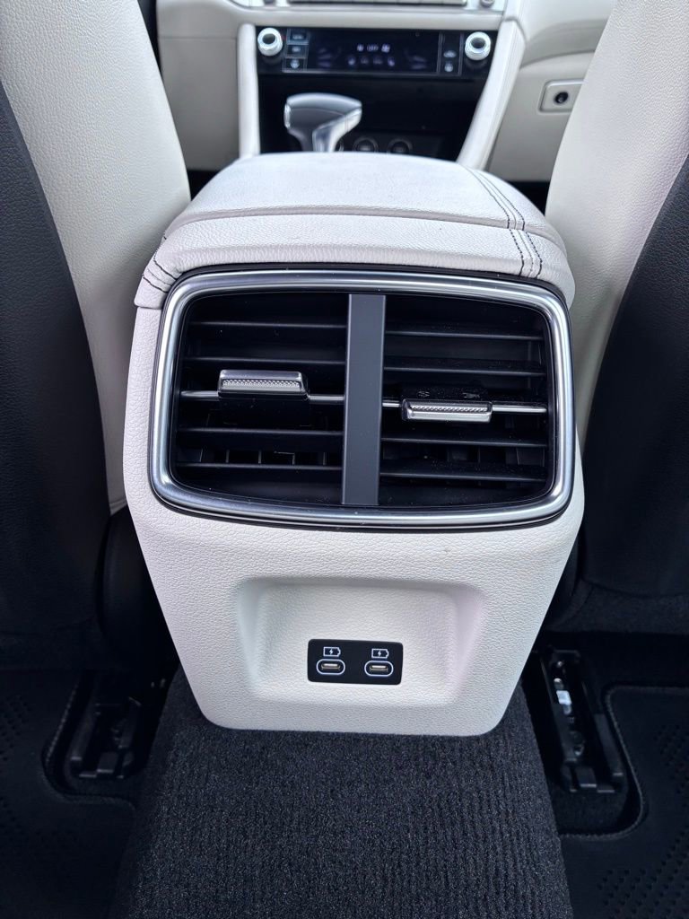 Used 2025 Genesis G70 2.5T image 16