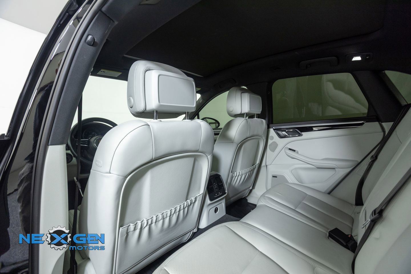Used 2024 Porsche Macan AWD/4WD image 28