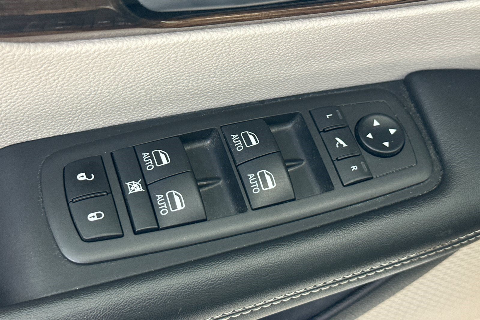 Used 2021 Chrysler Pacifica Limited w/ Uconnect Theater Family Group FWD image 13