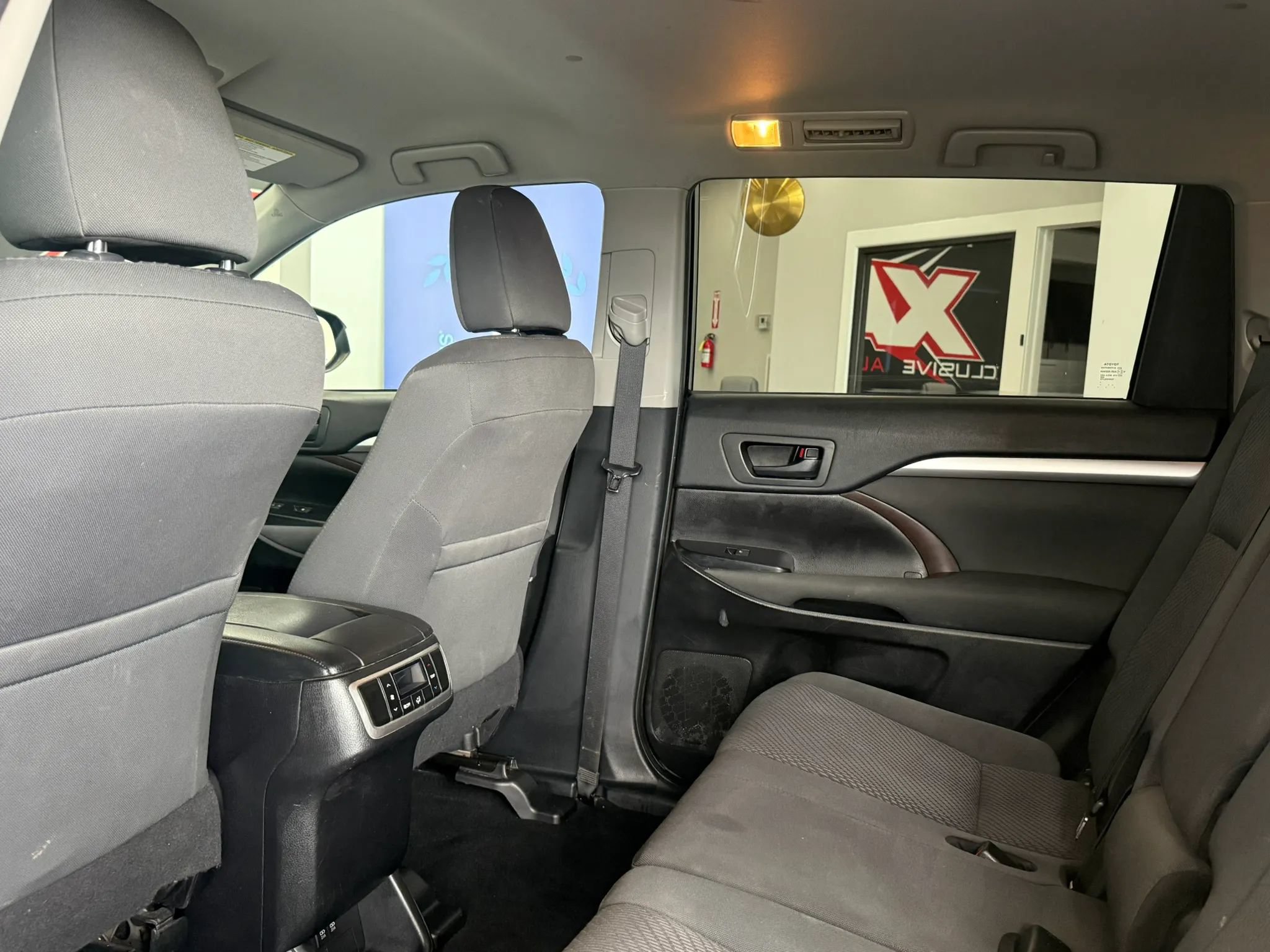 Used 2019 Toyota Highlander LE AWD/4WD image 28