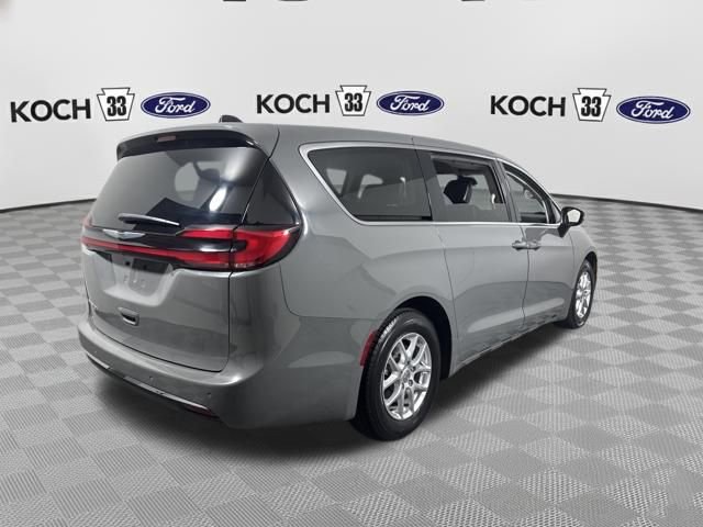 Used 2023 Chrysler Pacifica Touring-L image 8