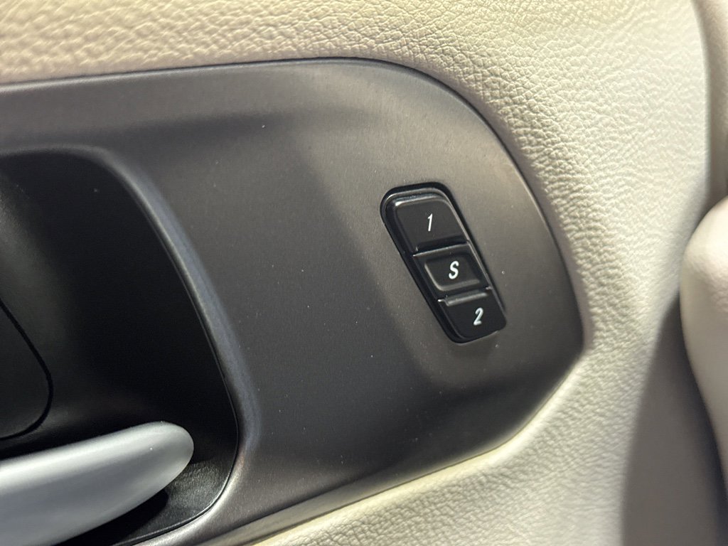 Used 2024 Chrysler Pacifica Touring-L image 32