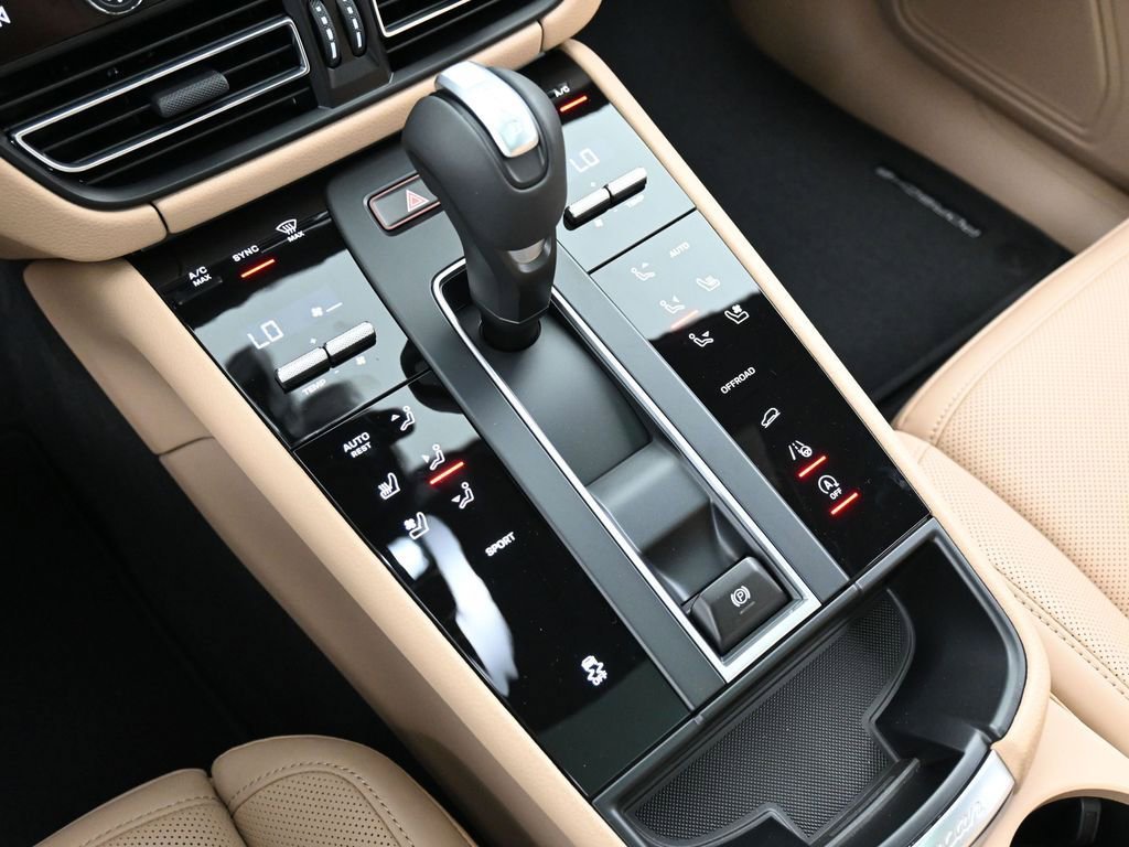 Used 2025 Porsche Macan AWD/4WD image 22