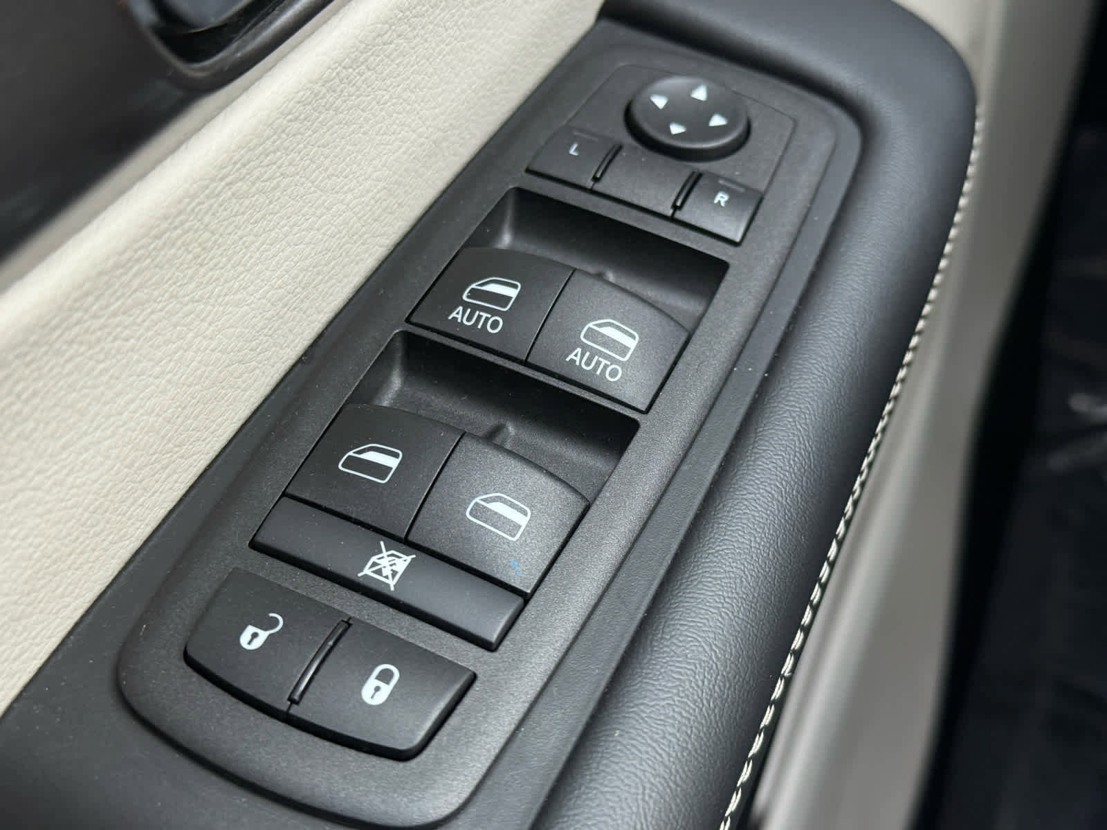 Used 2024 Chrysler Pacifica Touring-L image 27