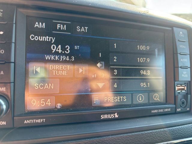 Used 2014 Chrysler Town & Country Touring FWD image 11