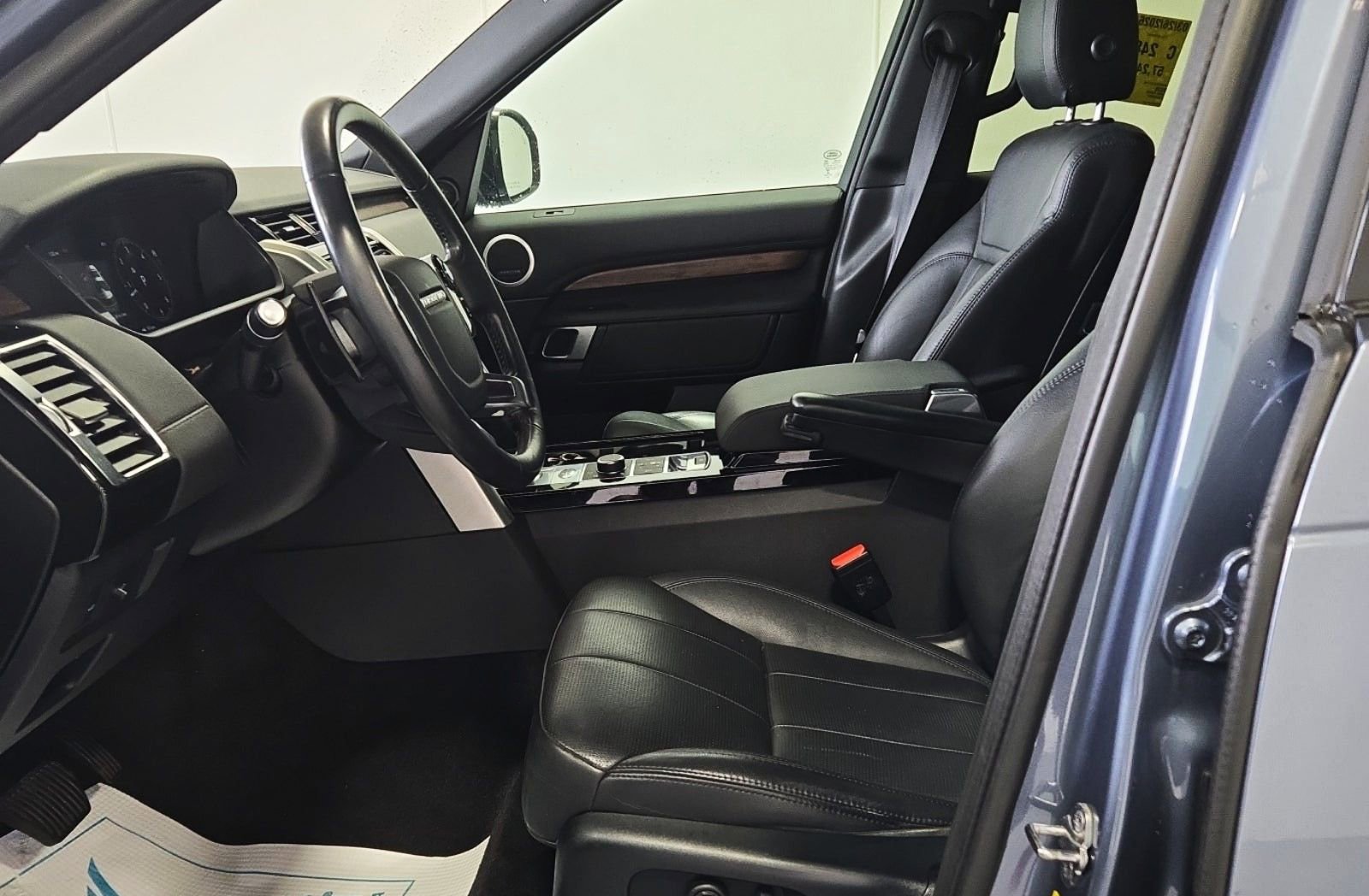 Used 2020 Land Rover Discovery HSE image 6