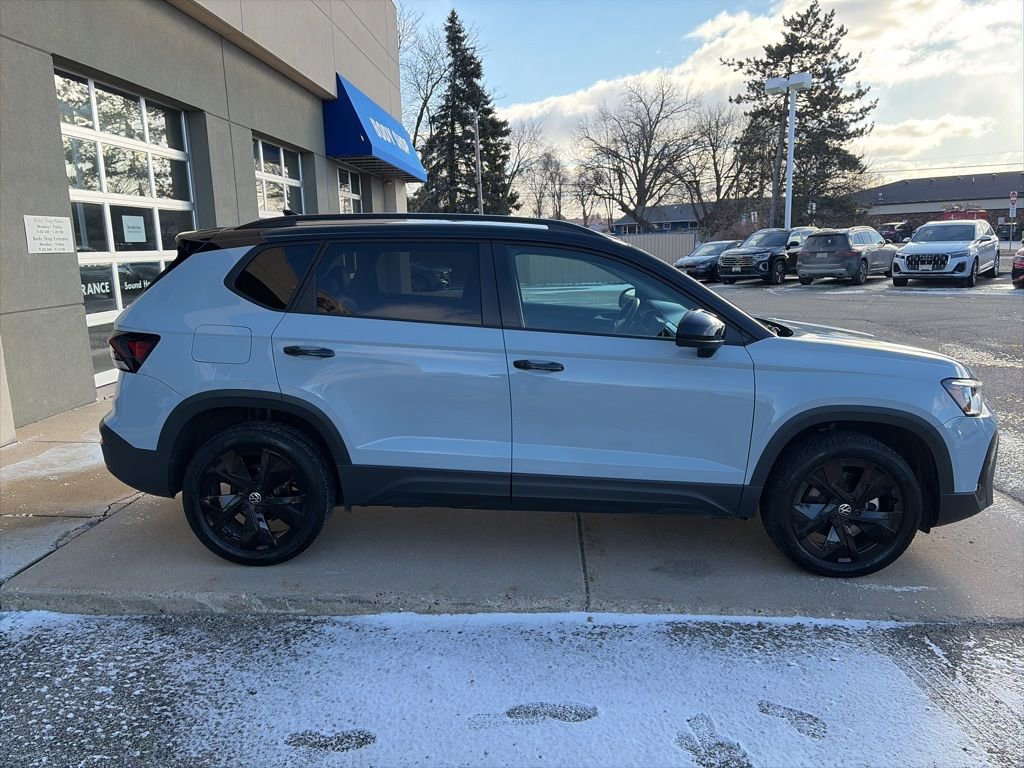 Certified 2025 Volkswagen Taos SE image 10