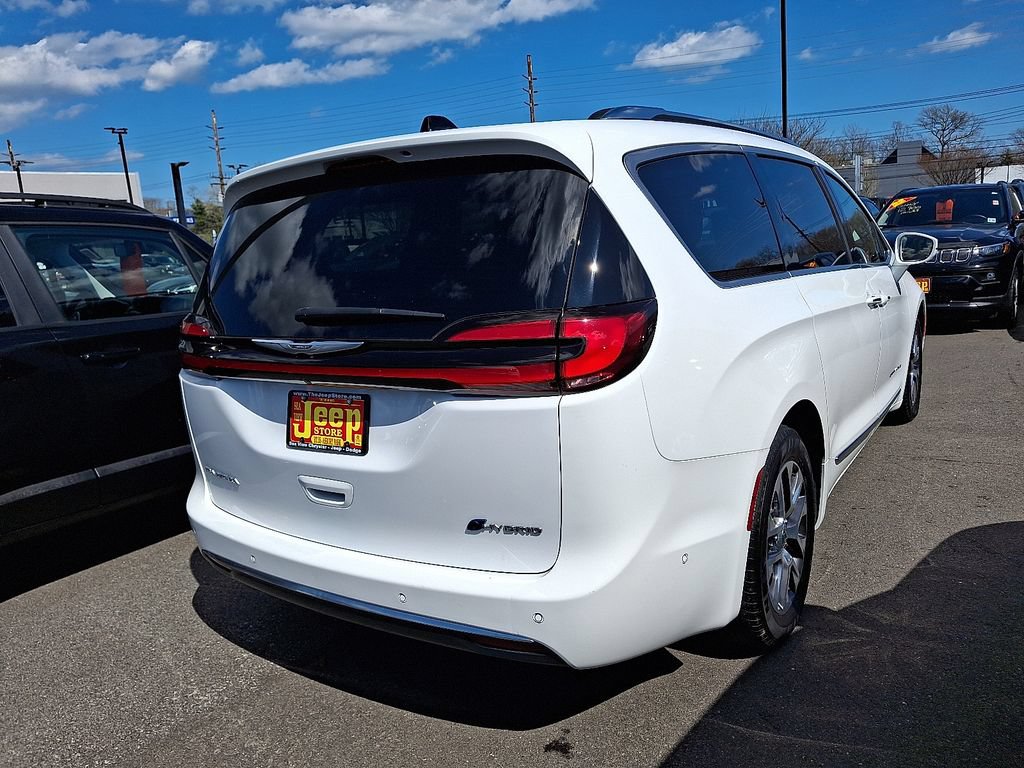 Used 2024 Chrysler Pacifica Pinnacle FWD image 6