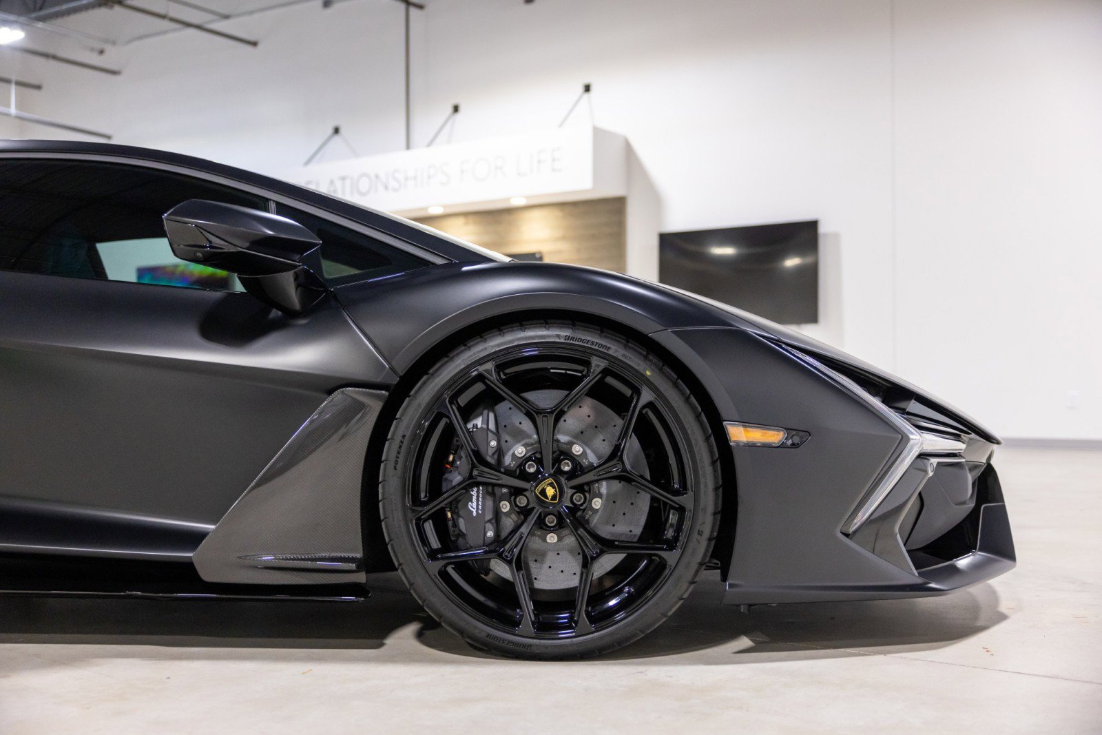 Used 2025 Lamborghini Revuelto image 27