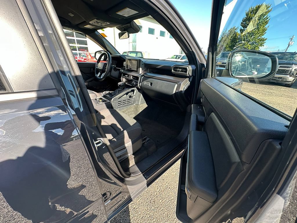 Used 2025 Toyota 4Runner SR5 AWD/4WD image 18