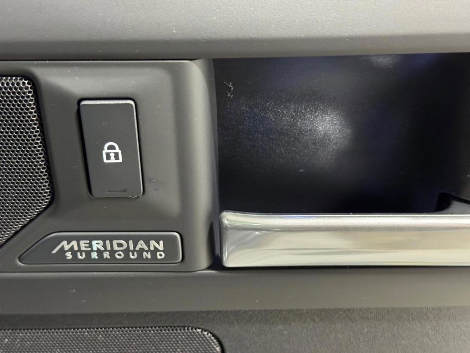 New 2026 Land Rover Defender 110 X-Dynamic SE image 22