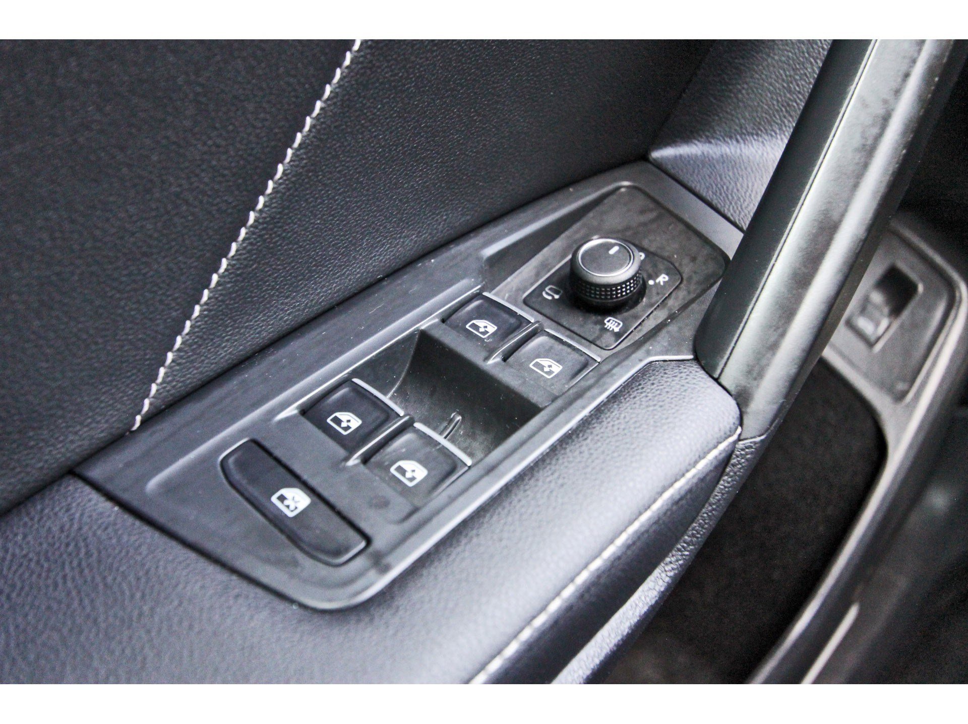 Used 2022 Volkswagen Tiguan SEL R-Line image 23