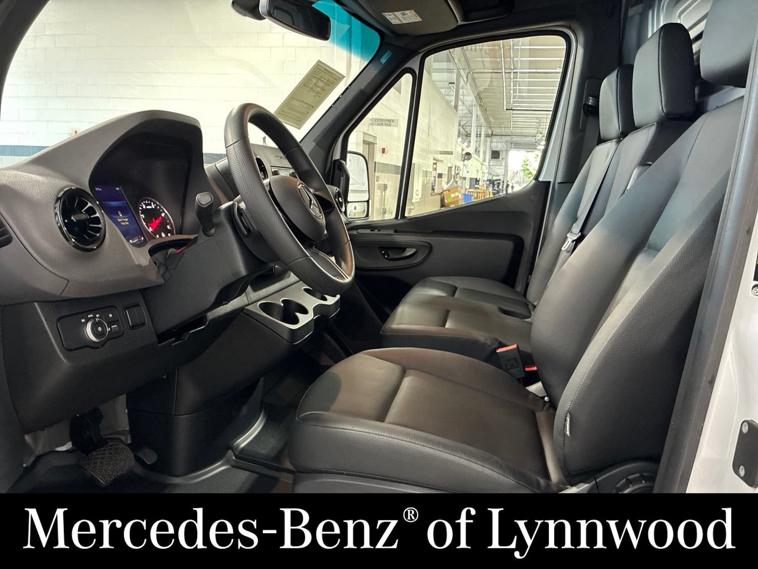 Used 2025 Mercedes-Benz Sprinter 2500 image 9