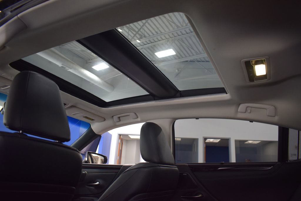 Used 2019 Lexus ES 350 Ultra Luxury image 32