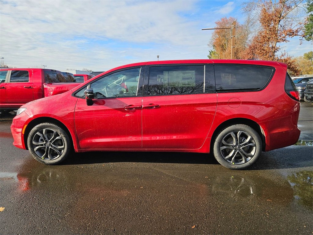New 2026 Chrysler Pacifica Select image 4