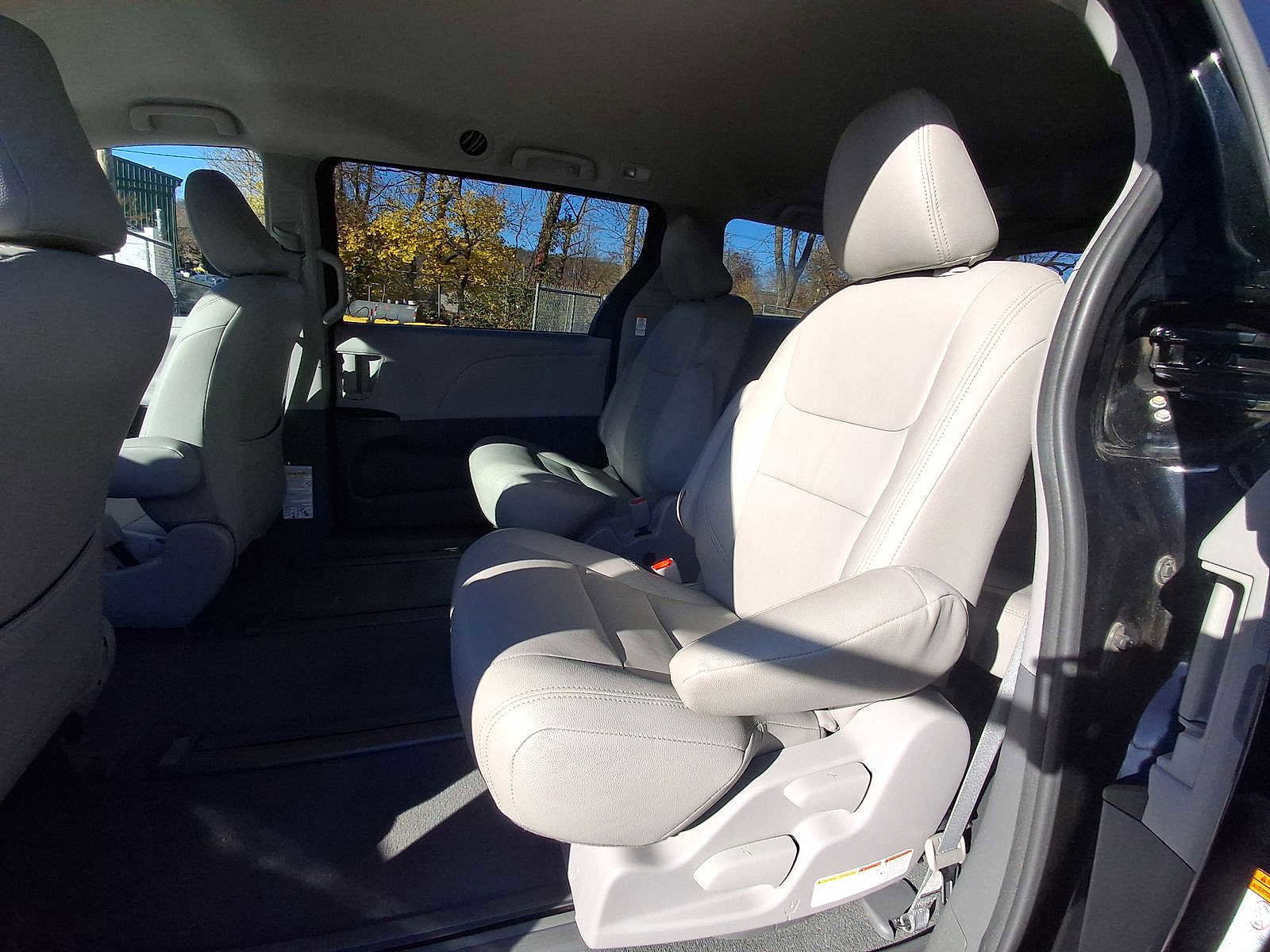 Used 2020 Toyota Sienna L image 20