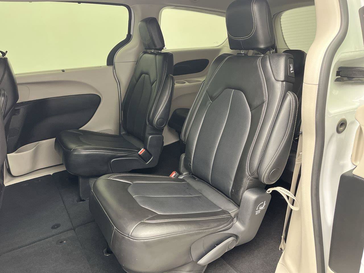 Used 2024 Chrysler Pacifica Touring-L FWD image 10