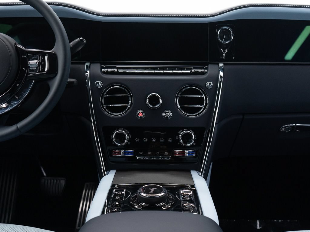 Certified 2025 Rolls-Royce Cullinan AWD/4WD image 38