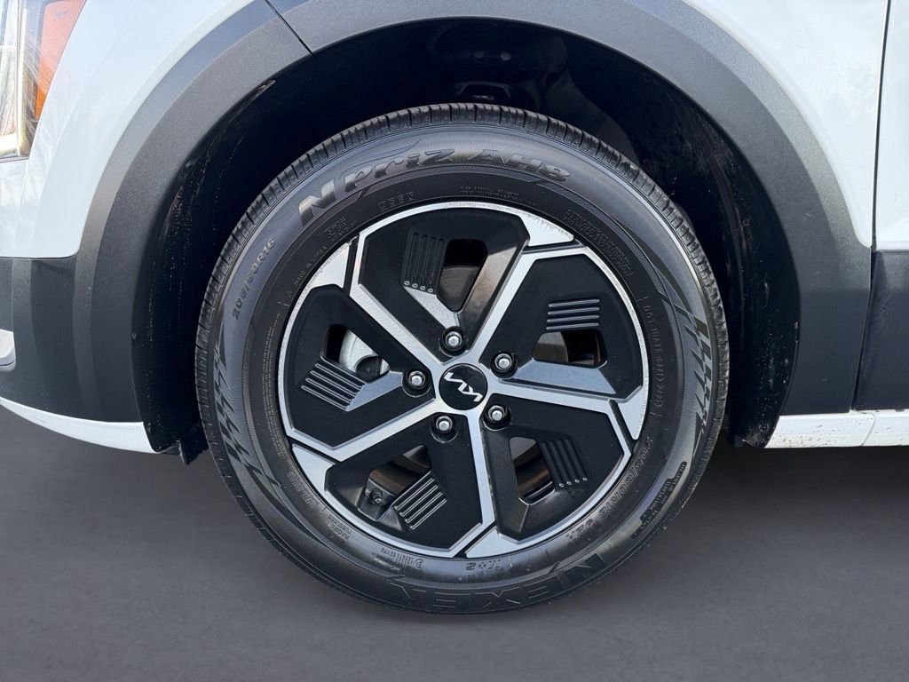 Used 2023 Kia Niro EX image 9