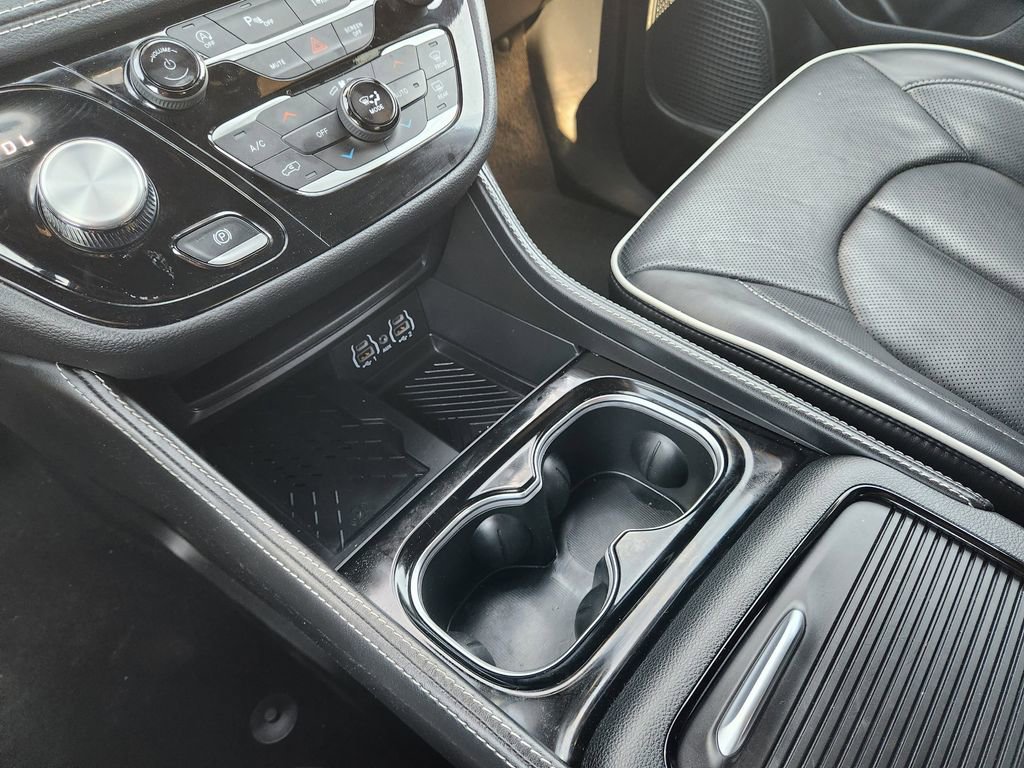 Used 2025 Chrysler Pacifica Limited image 22